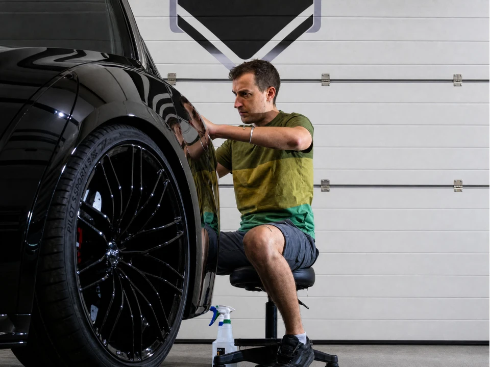 Atelier de pose de covering automobile, intérieur lumineux